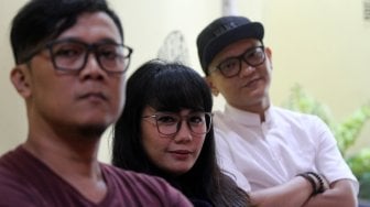 Personil Band Cassandra berpose saat mengunjungi Kantor Redaksi Suara.com, Jakarta, Kamis (4/4). [Suara.com/Arief Hermawan P]