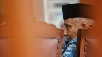 Ketua Dewan Kehormatan PAN Amien Rais mengikuti sidang di Pengadilan Negeri Jakarta Selatan, Kamis (4/4).[Suara.com/Muhaimin A Untung]