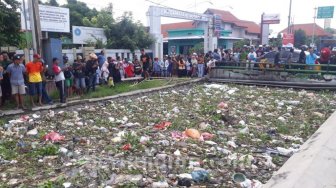 Geger, Mayat Wanita Mengambang Tersangkut Sampah di Depan Kantor Camat
