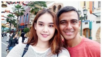 Terpaut 18 Tahun, Ini 5 Potret Mesra Zaky Zimah dan Istrinya