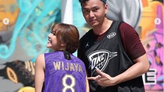 Kompak Tampil Sporty, Gisella Anastasia Pakai Kostum Basket Wijaya Saputra