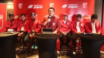 Ketua Umum PKPI Diaz Hendropriyono bersama Grup Band Republik saat deklarasi dukungan di Jakarta, Kamis (4/4). [Suara.com/Muhaimin A Untung]