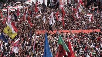 Calon Presiden nomor urut 01 Joko Widodo menyampaikan orasi politik saat kampanye terbuka di GOR Satria, Purwokerto, Banyumas, Jawa Tengah, Kamis (4/4). [ANTARA FOTO/Idhad Zakaria]