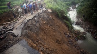 Akses Jalur Wisata di Sentul Putus akibat Longsor