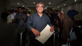 

Ketua KPU Arief Budiman melaporkan kasus hoaks ke Bareskrim Polri, Jakarta, Kamis (4/4). [ANTARA FOTO/Rivan Awal Lingga]