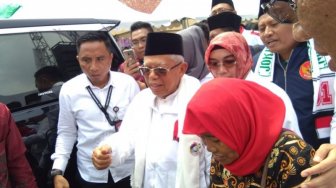 Perempuan Berjilbab Dekati Maruf Amin, Pamer Kamera Pemberian Ahok