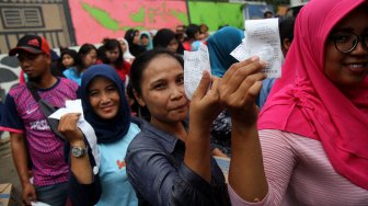 Warga mengantre untuk membeli bahan pangan murah yang digelar Dinas Ketahanan Pangan, Kelautan dan Pertanian (DKPKP) Provinsi DKI Jakarta di kawasan Kebagusan, Jakarta, Jumat (5/4). [Suara.com/Arief Hermawan P]