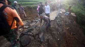 Suasana jalan yang terputus akibat longsor di jalur wisata, Karang Tengah, Sentul, Kabupaten Bogor, Jawa Barat, Jumat (5/4). [ANTARA FOTO/Yulius Satria]