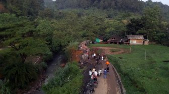 Suasana jalan yang terputus akibat longsor di jalur wisata, Karang Tengah, Sentul, Kabupaten Bogor, Jawa Barat, Jumat (5/4). [ANTARA FOTO/Yulius Satria]