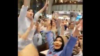 Dilarang Satpam, Emak-emak Prabowo - Sandiaga Nekat Kampanye di Mal