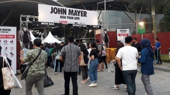 Antrean Mengular Jelang Konser John Mayer