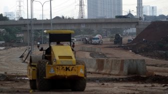 Pekerja menyelesaikan proyek jalan tol Desari seksi 2 Brigif-Sawangan di kawasan Depok, Jawa Barat, Jumat (5/4). [Suara.com/Arief Hermawan P]