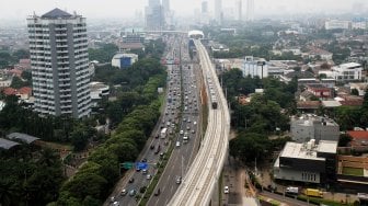 Kereta Moda Raya Terpadu (MRT) melintas di sekitar Jalan TB Simatupang, Jakarta Selatan, Sabtu (6/4). [Suara.com/Arief Hermawan P]