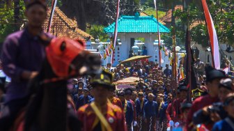 Sejumlah abdi dalem Keraton Yogyakarta membawa sesaji menuju pantai saat Prosesi Labuhan Parangkusumo di Pantai Parang Kusumo, Bantul, DI Yogyakarta, Sabtu (6/4).  [ANTARA FOTO/Andreas Fitri Atmoko]