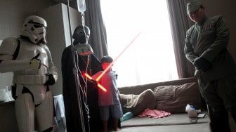 Sejumlah karakter film Star Wars menyapa pasien di Siloam Hospitals TB Simatupang, Jakarta, Sabtu (6/4).  [Suara.com/Arief Hermawan P]