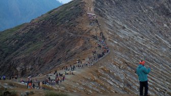 Ratusan wisatawan melihat panorama kawah Gunung Ijen, di Banyuwangi, Jawa Timur, Sabtu (6/4).   [ANTARA FOTO/Irsan Mulyadi]