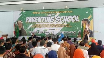 Acara Parenting School, Neno Warisman Malah Teriak 2019 Ganti Presiden