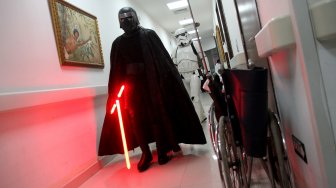 Sejumlah karakter film Star Wars di Siloam Hospitals TB Simatupang, Jakarta, Sabtu (6/4).  [Suara.com/Arief Hermawan P]