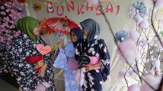 Warga memakai pakaian tradisional kimono saat menghadiri Bunkasai Festival Kebudayaan Jepang di Museum Tsunami, Banda Aceh, Aceh, Minggu (7/4). [Suara.com/Muhaimin A Untung]