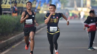 Sejumlah pelari berlari dalam lomba lari Pemilu Run 2019 di parkir timur kompleks Stadion Utama Gelora Bung Karno (SUGBK), Senayan, Jakarta, Minggu (7/4).  [ANTARA FOTO/Aditya Pradana Putra]