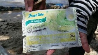 Viral Foto Sampah Bungkus Indomie Tahun 2000-an Ditemukan di Laut