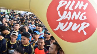 Sejumlah pelari berlari dalam lomba lari Pemilu Run 2019 di parkir timur kompleks Stadion Utama Gelora Bung Karno (SUGBK), Senayan, Jakarta, Minggu (7/4).  [ANTARA FOTO/Aditya Pradana Putra]