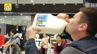 Tak Mau Rugi, Turis Ini Tenggak Susu 2,5 Liter yang Disita Petugas Bandara