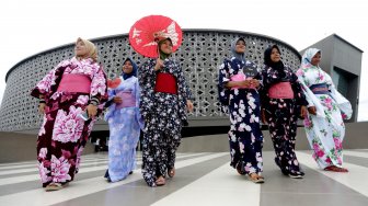 Warga memakai pakaian tradisional kimono saat menghadiri Bunkasai Festival Kebudayaan Jepang di Museum Tsunami, Banda Aceh, Aceh, Minggu (7/4). [Suara.com/Muhaimin A Untung]