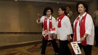 Iriana Joko Wododo, didampingi Ketua I Srikandi Nusantara Bersatu, Devi Luhut Pandjaitan dan Ketua II Linda Agum Gumelar menghadiri acara Silaturahmi Iriana Joko Widodo dengan Srikandi Nusantara Bersatu, serta Deklarasi Capres-Cawapres #01 Jokowi-Ma’ruf Amin di Discovery Hotel, Ancol, Jakarta, Minggu (7/4).   [Suara.com/Oke Atmaja]