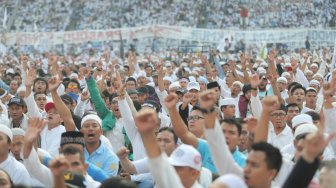 Sejumlah pendukung pasangan capres dan cawapres nomor urut 02, Prabowo Subianto dan Sandiaga Uno mengikuti kampanye akbar di Stadion Gelora Bung Karno, Senayan, Jakarta, Minggu (7/4). [Suara.com/Muhaimin A Untung]