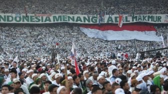 Sejumlah pendukung pasangan capres dan cawapres nomor urut 02, Prabowo Subianto dan Sandiaga Uno mengikuti kampanye akbar di Stadion Gelora Bung Karno, Senayan, Jakarta, Minggu (7/4). [Suara.com/Muhaimin A Untung]