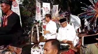 Jelang Kampanye Akbar Jokowi-Ma'ruf, Massa Berbaju Putih Mulai Padati GBK