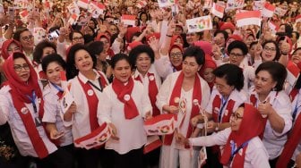 Iriana Joko Wododo, didampingi Ketua I Srikandi Nusantara Bersatu, Devi Luhut Pandjaitan, Ketua II Linda Agum Gumelar dan Artis Senior Titiek Puspa, berfoto bersama di sela acara Silaturahmi Iriana Joko Widodo dengan Srikandi Nusantara Bersatu, serta Deklarasi Capres-Cawapres #01 Jokowi-Ma’ruf Amin di Discovery Hotel, Ancol, Jakarta, Minggu (7/4). [Suara.com/Oke Atmaja]