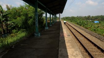 Suasana stasiun Pondok Rajeg yang terbengkalai di Pondok Rajeg, Cibinong, Kabupaten Bogor, Senin (8/4).[Suara.com/Arief Hermawan P]