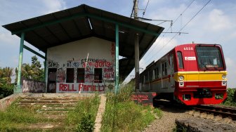 Suasana stasiun Pondok Rajeg yang terbengkalai di Pondok Rajeg, Cibinong, Kabupaten Bogor, Senin (8/4).[Suara.com/Arief Hermawan P]