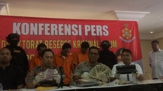 Polisi Ringkus Tiga Orang Pengedar Uang Dolar dan Euro Palsu di Depok