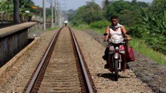 Suasana stasiun Pondok Rajeg yang terbengkalai di Pondok Rajeg, Cibinong, Kabupaten Bogor, Senin (8/4).[Suara.com/Arief Hermawan P]