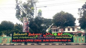Kocak! Pengantin Pria Ini Dapat Karangan Bunga dengan Pesan-Pesan Lucu
