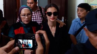 Aksi Selfie Atiqah Hasiholan di Ruang Sidang Vonis Ratna Sarumpaet