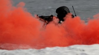 Satuan Penanggulangan Teroris (Satgultor) TNI saat simulasi penindakan terorisme dan penyelamatan sandera di Pantai Ancol, Jakarta, Selasa (9/4). [Suara.com/Arief Hermawan P]