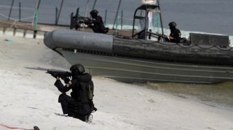 Satuan Penanggulangan Teroris (Satgultor) TNI saat simulasi penindakan terorisme dan penyelamatan sandera di Pantai Ancol, Jakarta, Selasa (9/4). [Suara.com/Arief Hermawan P]