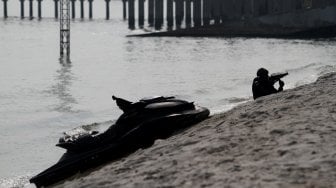 Satuan Penanggulangan Teroris (Satgultor) TNI saat simulasi penindakan terorisme dan penyelamatan sandera di Pantai Ancol, Jakarta, Selasa (9/4). [Suara.com/Arief Hermawan P]