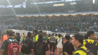 Persebaya Batal Menang, Bonek Hujani Stadion dengan Botol Mineral