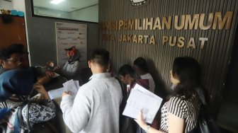 Warga melakukan proses verifikasi surat A5 untuk dapat memberikan hak pilihnya dalam pemilu 2019 diluar domisili di kantor KPU Jakarta Pusat, Selasa (9/4). [Suara.com/Muhaimin A Untung]
