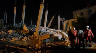 Kondisi puing-puing bangunan sebuah kafe yang ambruk di Jalan Gagak Hitam, Medan, Sumatera Utara, Senin (8/4).  [ANTARA FOTO/Irsan Mulyadi]


