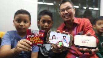 Deputy CEO Smartfren Djoko Tata Ibrahim dan VP Technology Relations and Special Project Smartfren Munir Syahda Prabowo mensosialisasikan kepada warga penggunaan kartu smartfren di MRT jakarta, Selasa (9/4). [Suara.com/Muhaimin A Untung]