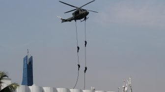 Satuan Penanggulangan Teroris (Satgultor) TNI saat simulasi penindakan terorisme dan penyelamatan sandera di Pantai Ancol, Jakarta, Selasa (9/4). [Suara.com/Arief Hermawan P]