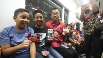 Deputy CEO Smartfren Djoko Tata Ibrahim dan VP Technology Relations and Special Project Smartfren Munir Syahda Prabowo mensosialisasikan kepada warga penggunaan kartu smartfren di MRT jakarta, Selasa (9/4). [Suara.com/Muhaimin A Untung]