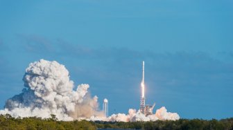 Duh, Peluncuran Roket Falcon Heavy Ditunda