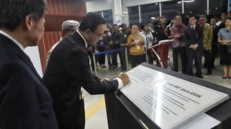 Gubernur Provinsi DKI Jakarta Anies Baswedan bersama Sekretaris Jenderal ASEAN Dato Lim Jock Hoi, dan Wakil Menteri Luar Negeri RI Abdurrahman Mochammad Fachir meresmikan nama Stasiun MRT Sisingamangaraja menjadi Stasiun ASEAN di Stasiun MRT ASEAN, jakarta, Rabu (10/4). [Suara.com/Muhaimin A Untung]